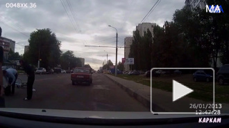 В Сети появилось видео того, как полицейский сбил велосипедистку на пешеходном переходе
