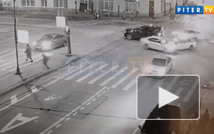 Видео: на Большой Пушкарской полицейская машина попала в ДТП