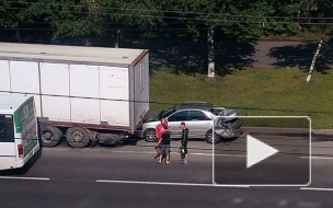 На Светлановском маршрутка с пассажирами отбросила легковушку в грузовик 