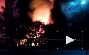 Ночной пожар в Петрозаводске тушили семь машин
