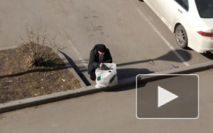 На Васильевском острове пенсионер ежедневно убирает мусор рядом с ЗСД
