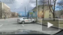 Таксист влетел в столб на проспекте Непокоренных