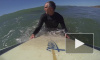 Опасное видео из Калифорнии: серфингист удрал от акулы
