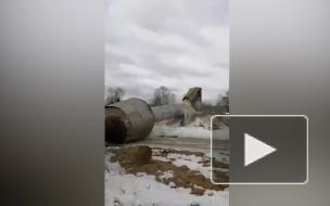 Водонапорная башня упала на машину приехавших ее ремонтировать рабочих