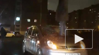 Нетрезвый мужчина пытался разрушить машину на улице на Демьяна Бедного