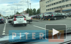 Видео: на улице Седова столкнулись автомобили You Drive и "Рено Логан"