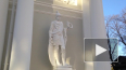 Видео: рабочие установили статуи воинов на павильон ...