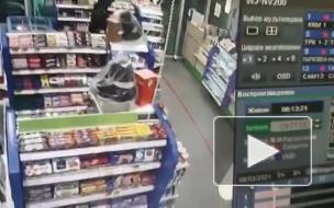 Полицейские поймали ночного разбойника, который обокрал автозаправку: видео
