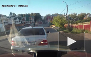 Водитель швырнул чебурек в лицо священнику, нагло перегородившему проезд