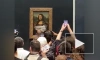 В Лувре мужчина размазал торт о картину "Мона Лиза"
