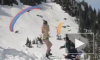 Парашютист - лыжник чуть не сбил девушку в бикини
