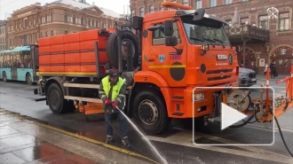 Дорожники проводят влажную уборку в Петербурге