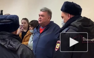 Заслуженный тренер РФ Александр Ильин отказался надевать маску в суде. Его увезли в отделение
