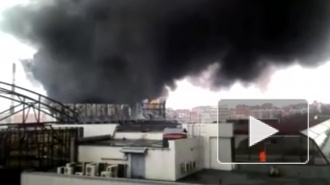 Пожар в здании ЛОМО на Оптиков тушат 20 расчетов, закрыт ТК «Гулливер»