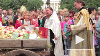В России празднуют Яблочный спас