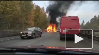 Водитель легковушки заживо сгорел после ДТП на Волхонском шоссе: видео