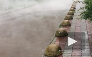 Появилось видео бурлящего прорыва трубы с кипятком на Васильевском острове