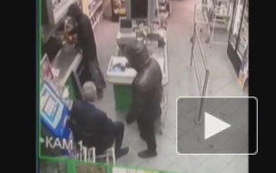 Пришли вылечить от денег (видео): два грабителя в медицинских масках угрожали продавцу пистолетом
