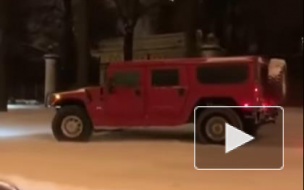 Полиция проверяет провокационное видео с малиновым "Хаммером", который ездит по газонам МГУ
