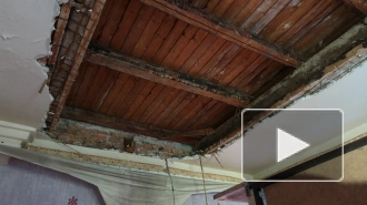 В Белоострове семья живет в опасном доме с дырой в потолке