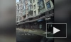 Видео: после обрушения фасада девушку увезла реанимация на Варшавской улице 