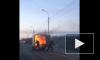 Видео очевидцев: огонь в полыхающем грузовике заперли на замок
