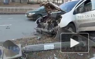 Участниками аварии на Кантемировской стали два легковых автомобиля, пешеход и светофор