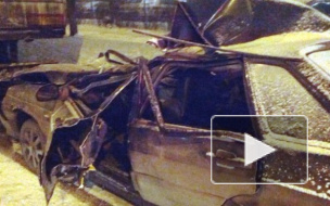 ДТП в Санкт-Петербурге: на Кубинской иномарка врезалась в столб и загорелась, на Лени Голикова легковушку  вытягивали из-под фуры