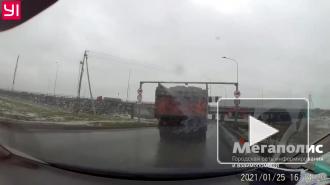 "Мост глупости" поймал самосвал 