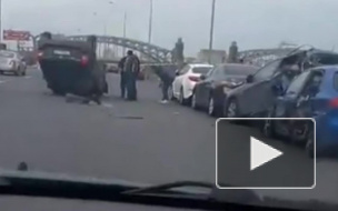 Жесть на Синопской: иномарка серьезно помяла несколько машин и легла на крышу