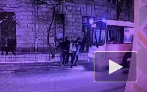 Действия молодых людей, которые кричали в автобусе "За Навального" и сломали стеклоочиститель, попали на видео
