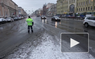 Яма на набережной реки Смоленки вызвала массовые проблемы для автотранспорта