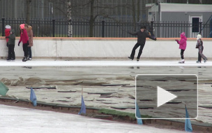 Самый большой каток Петербурга едва не тает