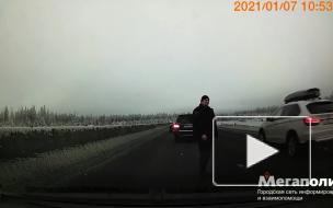 Странный дорожный конфликт на трассе "Сортавала" с преследованием двух "Мерседесов" попал на видео