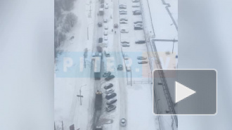 Плохая уборка снега привела к транспортному коллапсу на Мурзинской улице