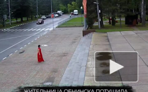 Видео: жительница Обнинска залила Вечный огонь водой