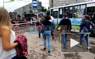 Видео: аварийные службы огородили место прорыва теплосети у метро "Улица Дыбенко"