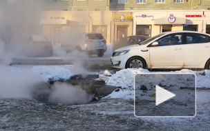 В Петербурге пар из люков обжигает прохожих