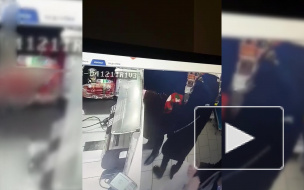 Видео: карманница вытащила телефон у пенсионерки в магазине на Зины Портновой