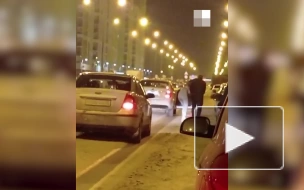 В Екатеринбурге мужчина затолкал девушку в нижнем белье в автомобиль 