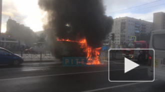 Видео: на перекрестке Луначарского и Художников загорелся фургон