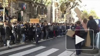 Парижские школьники продолжают шуметь на улицах