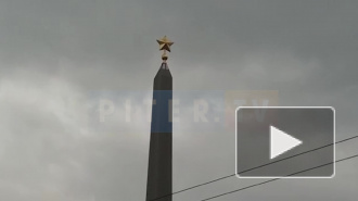 Обелиск "Городу-герою Ленинграду" на площади Восстания целиком помыли впервые за 12 лет