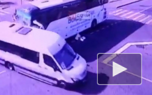 Опубликовано видео с моментом столкновения 2 экскурсионных автобусов в Сочи
