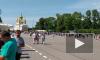 Петербуржцы встали в гигантскую очередь к фонтанам в Петергофе