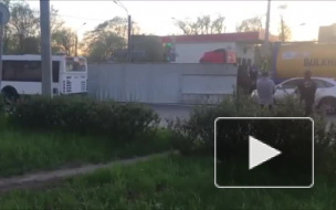 Видео из Петербурга: фура потеряла контейнер и помяла грузовик-цистерну