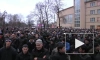 Возле мечети  многолюдно. Мусульмане  празднуют Курбан-байрам