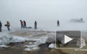 В Петербурге, несмотря на сильный ветер и подъем воды, нашлись желающие порыбачить на льду