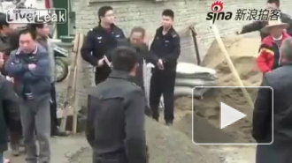 Убийство китайского полицейского мотыгой попало на видео