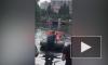 В Краснодаре спасатели на лодках эвакуировали людей из трамвая